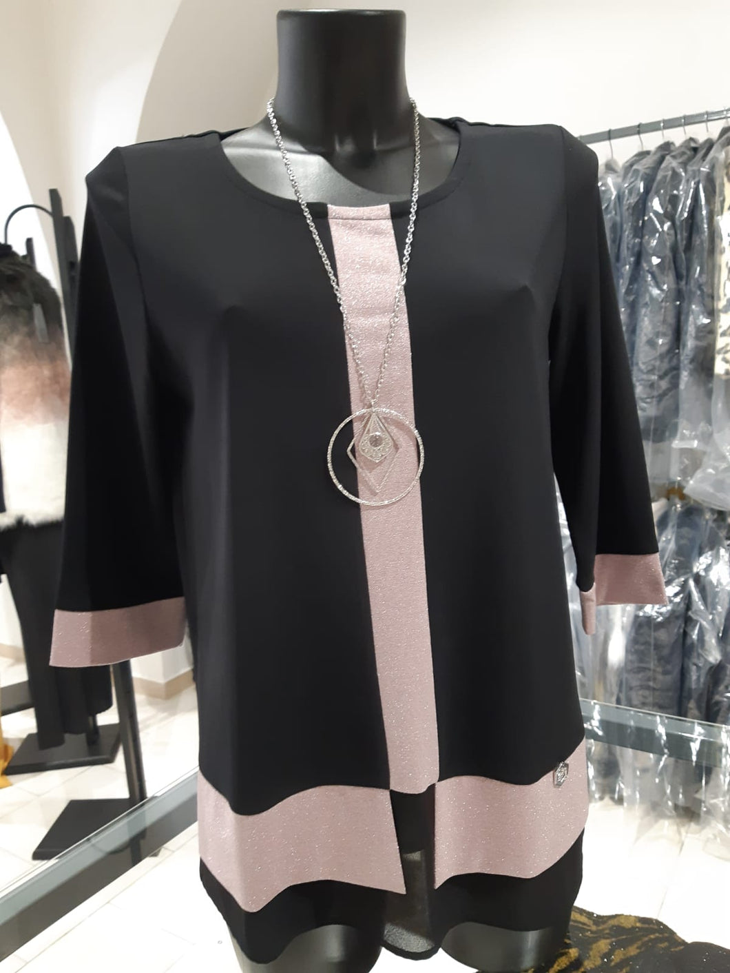 Maglia elegante da donna primaverile con collana e con taglie forti