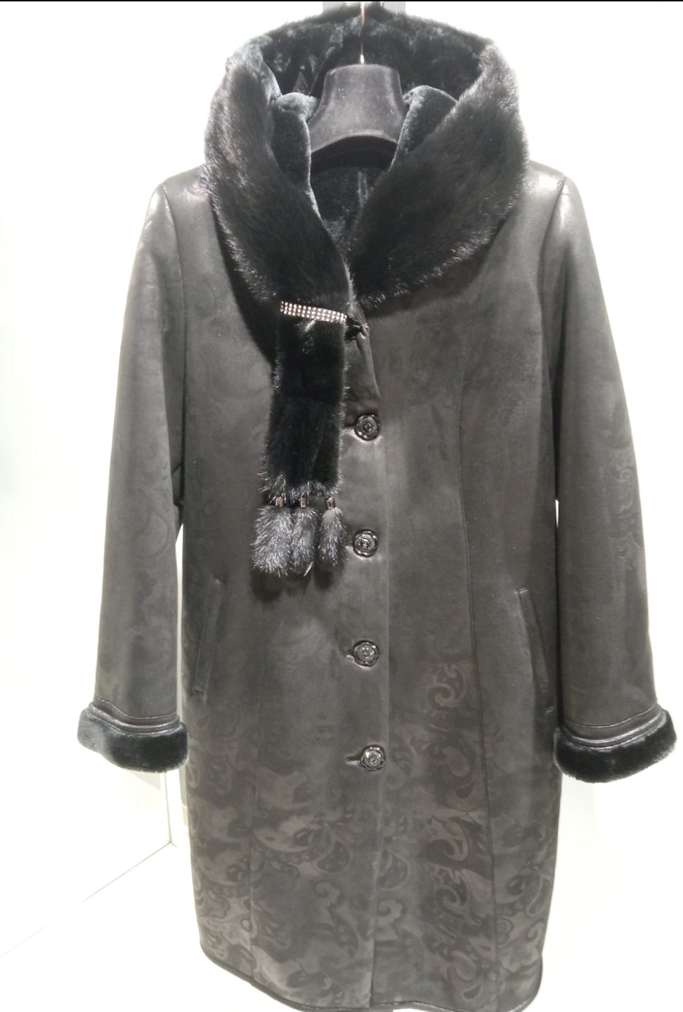 CAPPOTTO MONTONE NERO CON CODE DI VISONE VARIE TAGLIE