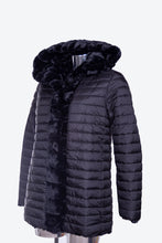 Carica l&#39;immagine nel visualizzatore di Gallery, Giaccone da donna in pelliccia ecologia reversibile con cappuccio  FRANCA con taglie forti conformate

