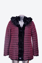 Carica l&#39;immagine nel visualizzatore di Gallery, Giaccone da donna in pelliccia ecologia reversibile con cappuccio  FRANCA con taglie forti conformate
