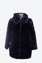 Carica l&#39;immagine nel visualizzatore di Gallery, Giaccone da donna in pelliccia ecologia reversibile con cappuccio  FRANCA con taglie forti conformate
