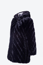 Carica l&#39;immagine nel visualizzatore di Gallery, Giaccone da donna in pelliccia ecologia reversibile con cappuccio  DARIA con taglie forti e con taglie conformate
