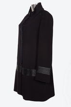 Carica l&#39;immagine nel visualizzatore di Gallery, Cappotto da donna in tessuto crepe flora e pelle con e taglie forti LUCCA
