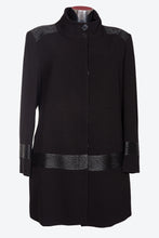 Carica l&#39;immagine nel visualizzatore di Gallery, Cappotto da donna in tessuto crepe flora e pelle con e taglie forti LUCCA
