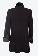Carica l&#39;immagine nel visualizzatore di Gallery, Cappotto da donna in tessuto crepe flora e pelle con collo e polsi imbottiti e con taglie forti ROVIGO
