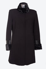 Carica l&#39;immagine nel visualizzatore di Gallery, Cappotto da donna in tessuto crepe flora e pelle con collo e polsi imbottiti e con taglie forti ROVIGO
