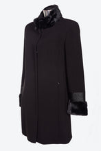 Carica l&#39;immagine nel visualizzatore di Gallery, Cappotto da donna in tessuto crepe flora e pelle con collo e polsi imbottiti e con taglie forti ROVIGO
