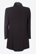 Carica l&#39;immagine nel visualizzatore di Gallery, Cappotto da donna in tessuto crepe astrakan con collo imbottito e con  taglie forti conformate LM085
